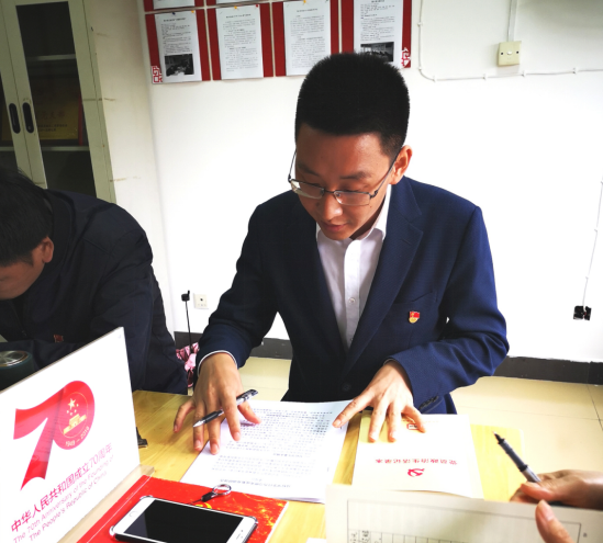 副校长潘瑞旺同志在联系党支部讲授主题党课