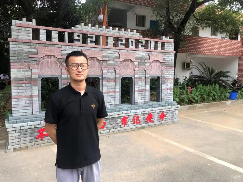 龚  鑫