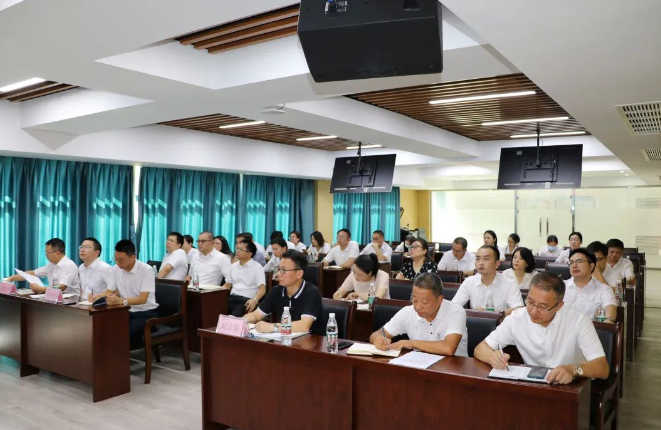 学校召开2022年度暑期中层干部及党支部书记培训会