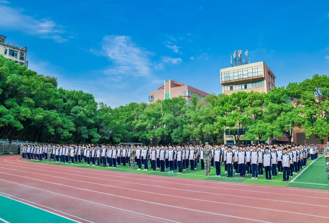 学校举行2022级新生军训会操暨开学典礼